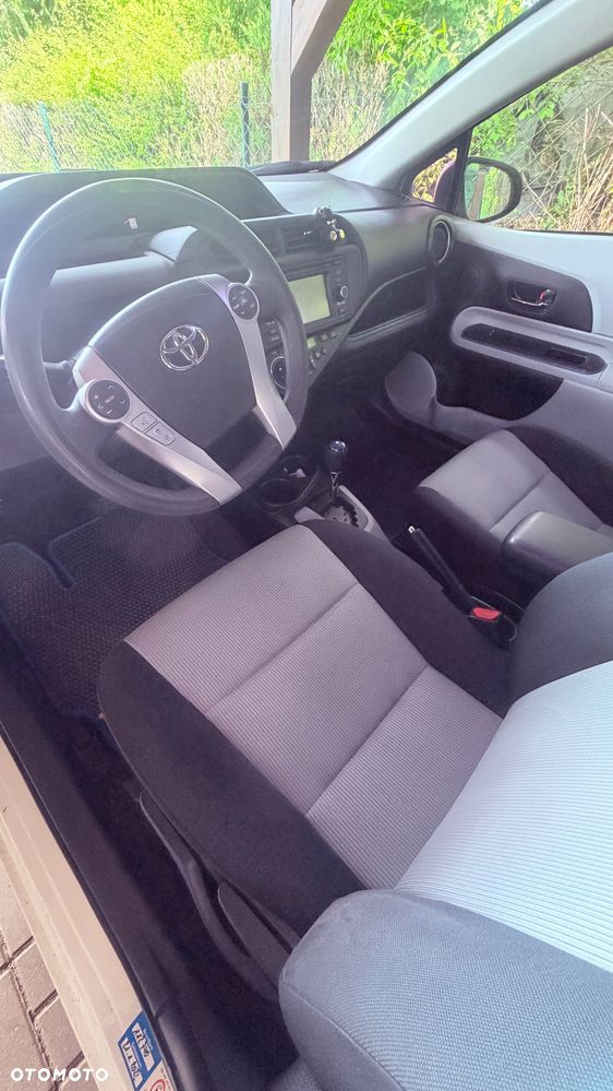 Toyota Prius (Hybrid) - 26