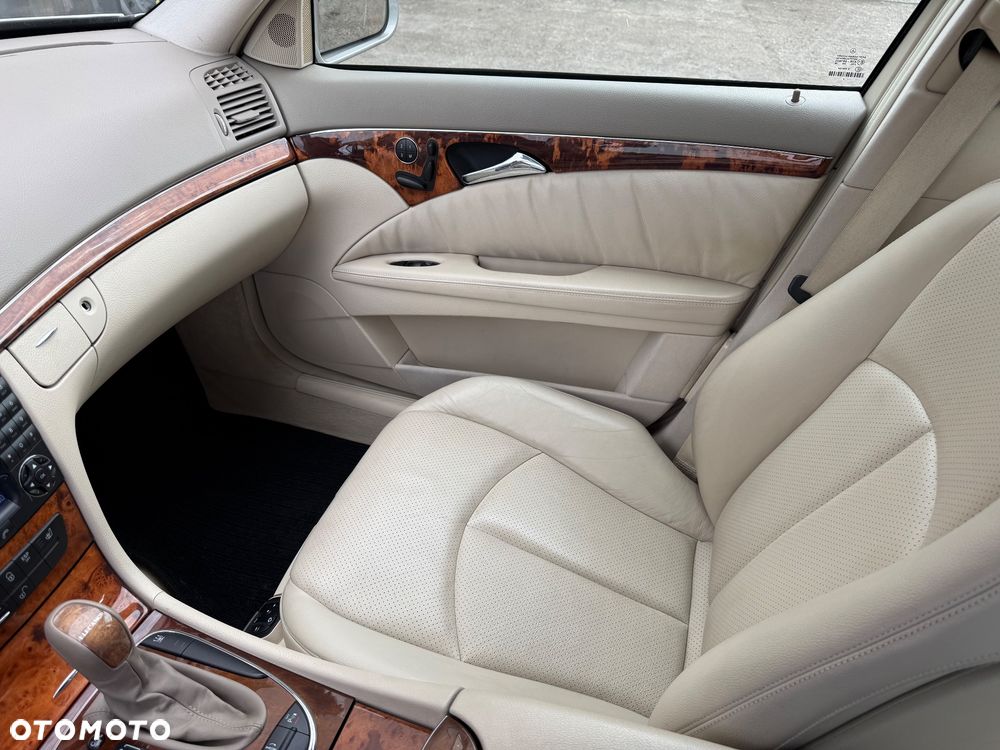 Mercedes-Benz Klasa E 500 4-Matic T Elegance - 35