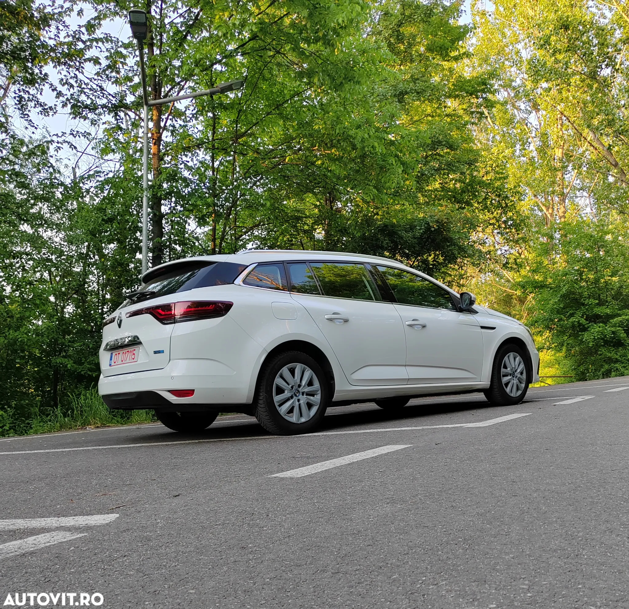 Renault Megane Grandtour E-TECH Plug-in 160 BUSINESS EDITION - 17