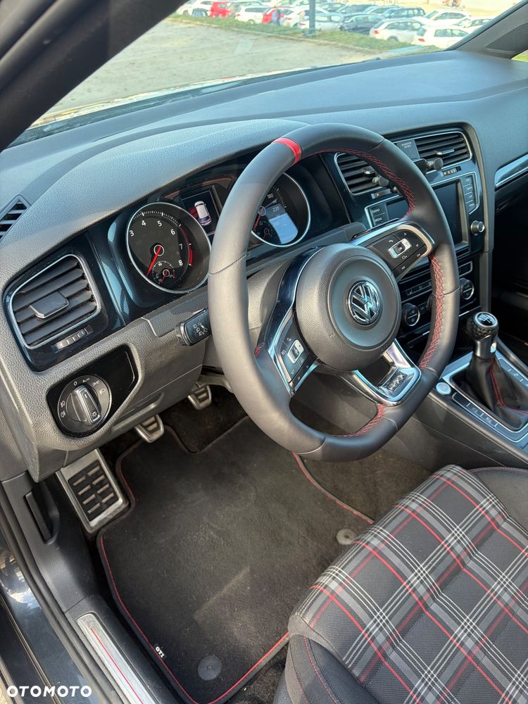 Volkswagen Golf - 28