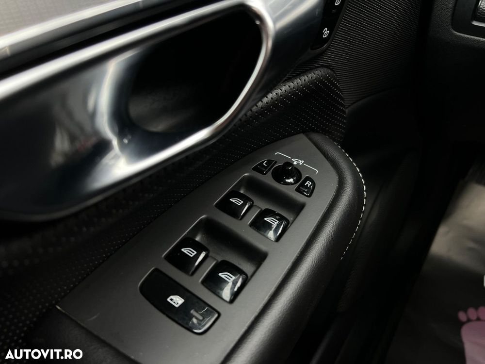 Volvo XC 90 B5 D AWD Plus Dark - 25