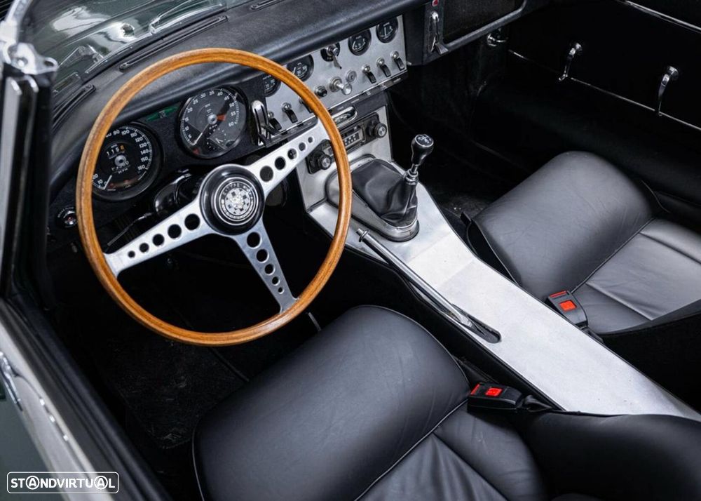 Jaguar E-Type - 16