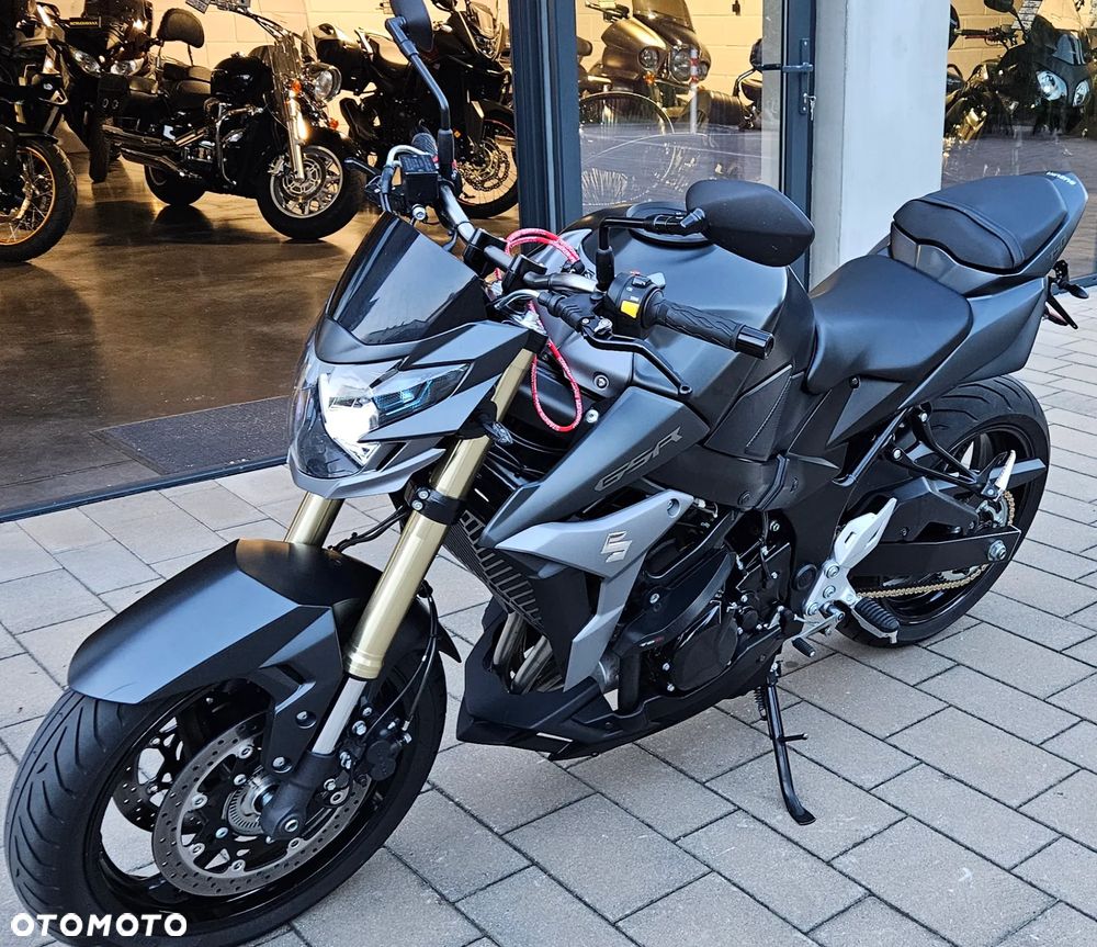 Suzuki GSR - 27