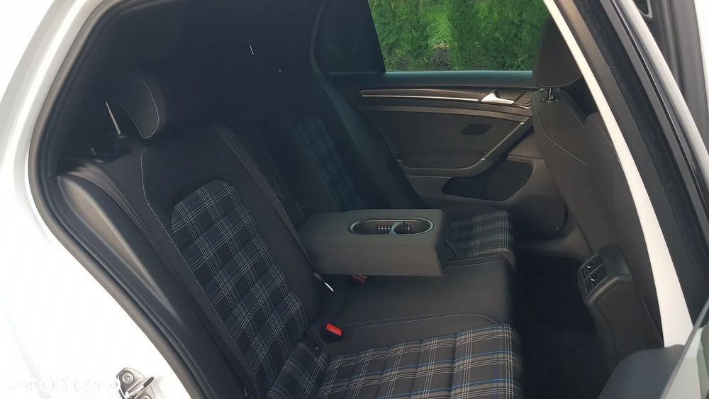Volkswagen Golf - 31