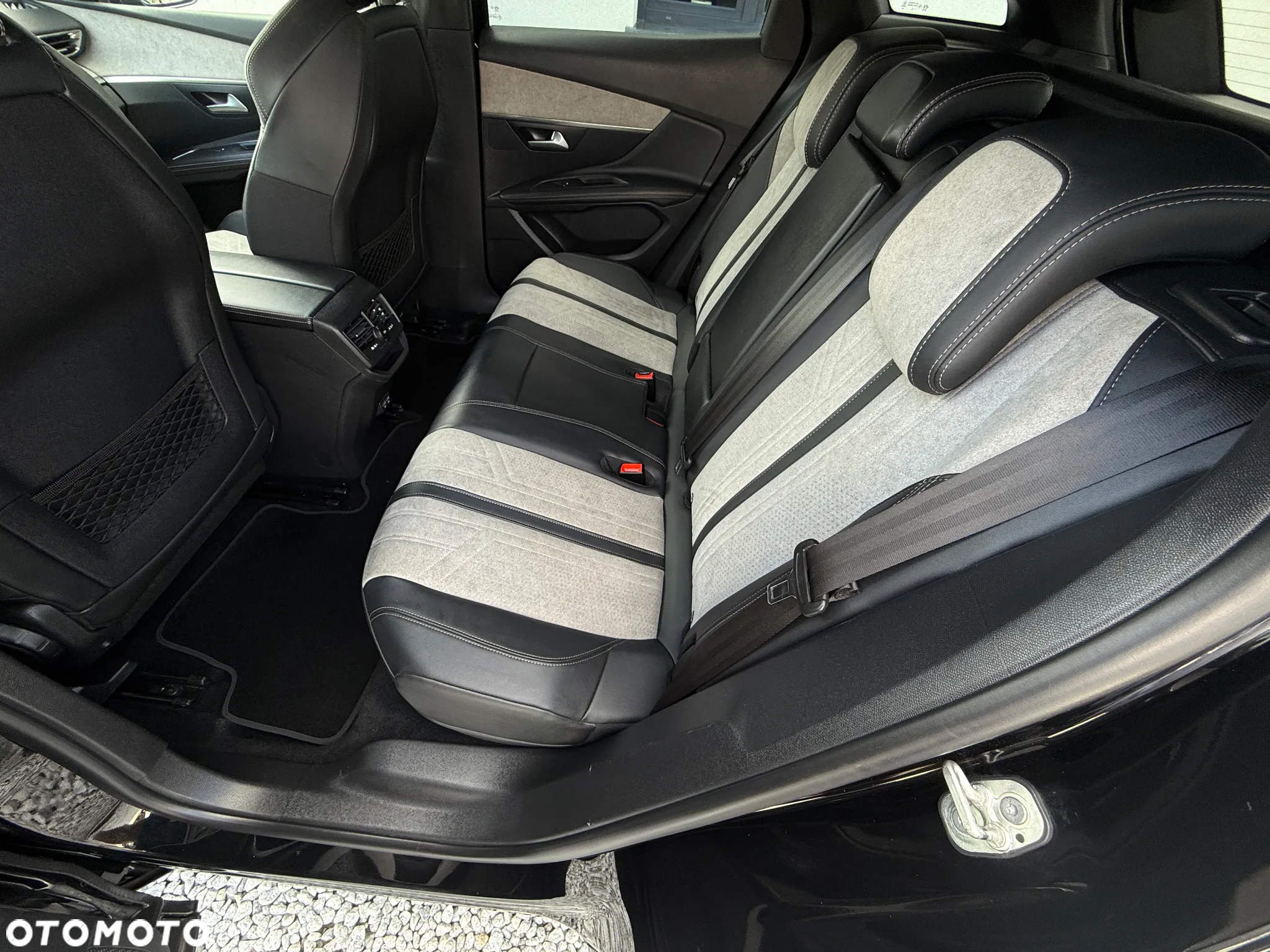 Peugeot 3008 Plug-In Hybrid 225 e-EAT8 GT - 29