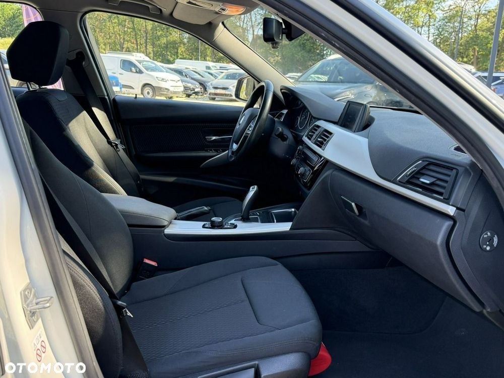 BMW Seria 3 318i GPF - 23