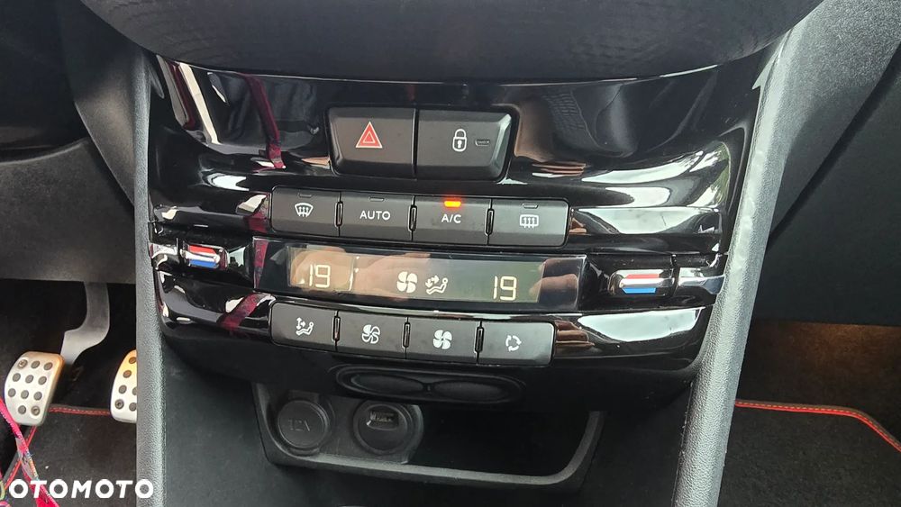 Peugeot 2008 1.5 BlueHDi GT Line S&S - 32