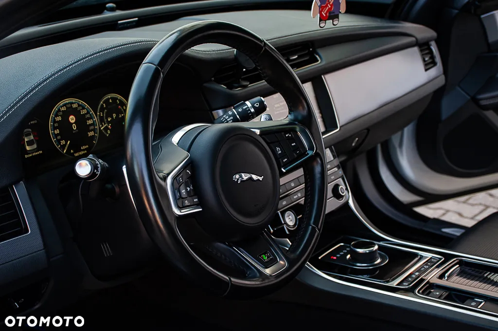 Jaguar XF 2.0 T R-Sport - 21