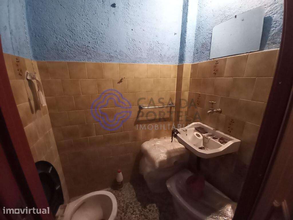 Armazém próximo da cidade de Tomar, no Centro de Portugal - Grande imagem: 4/17