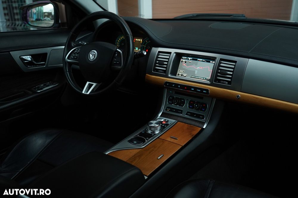 Jaguar XF 2.2D Luxury - 9