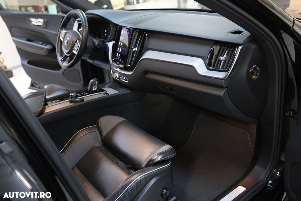 Volvo XC 60 B4 MHEV AWD R-Design - 33