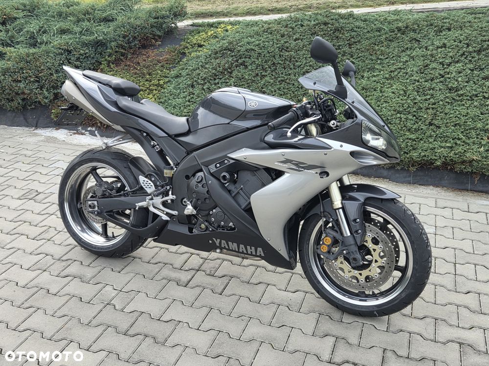 Yamaha R1 - 11