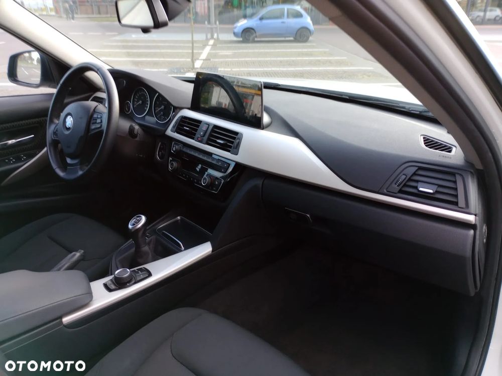 BMW Seria 3 318i - 30