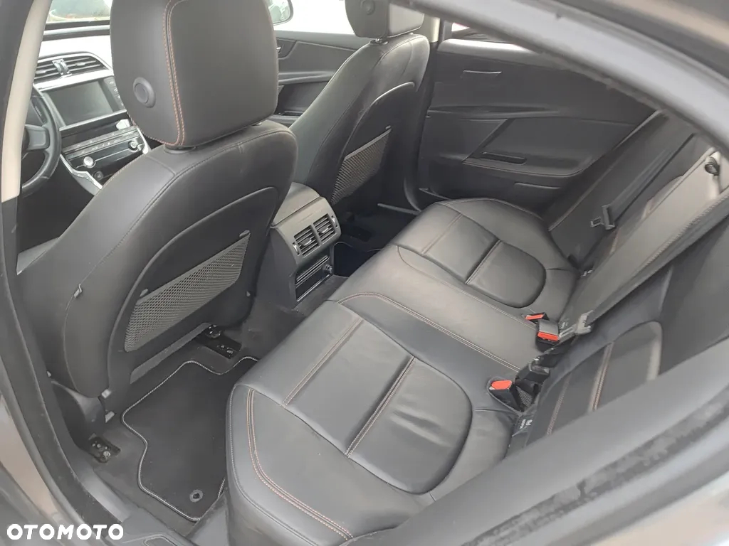 Jaguar XE 20d Prestige - 9