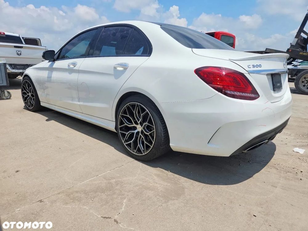 Mercedes-Benz Klasa C 300 4Matic 9G-TRONIC AMG Line - 3
