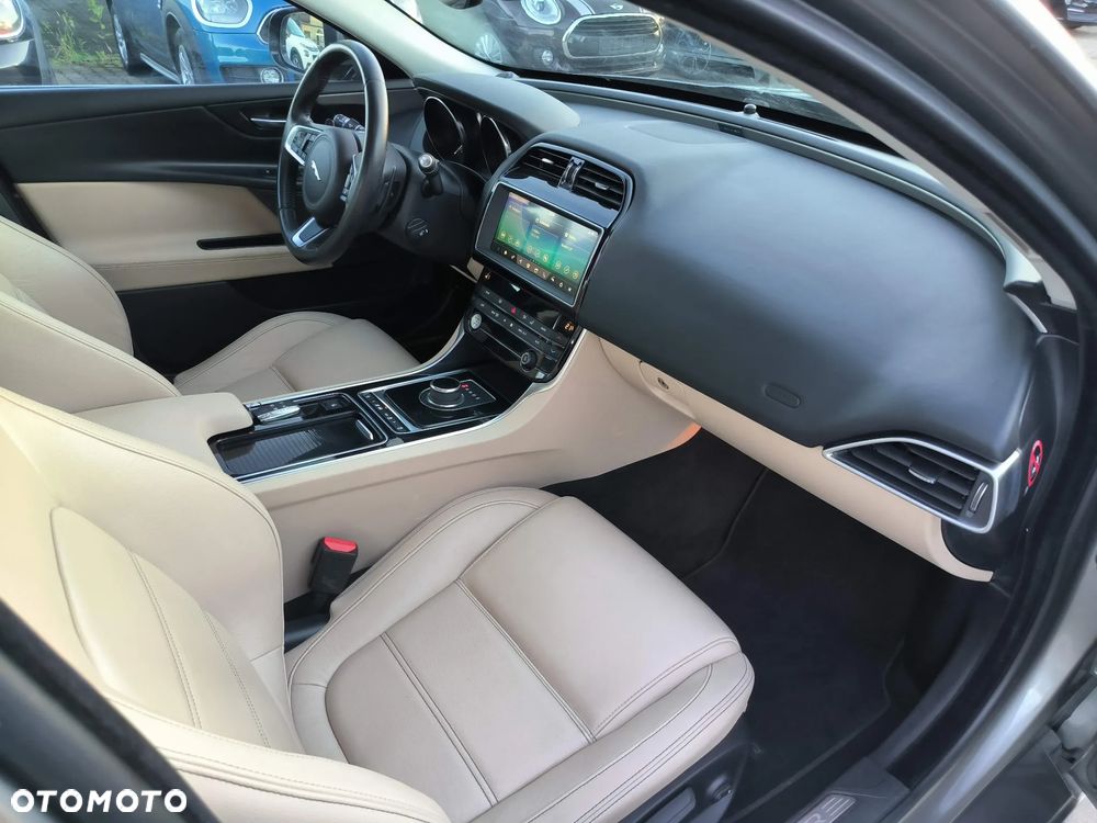 Jaguar XE 2.0 T Prestige - 7