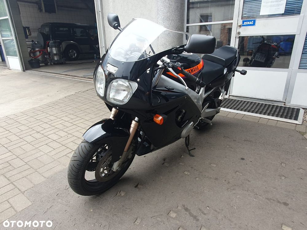 Yamaha FZR - 1
