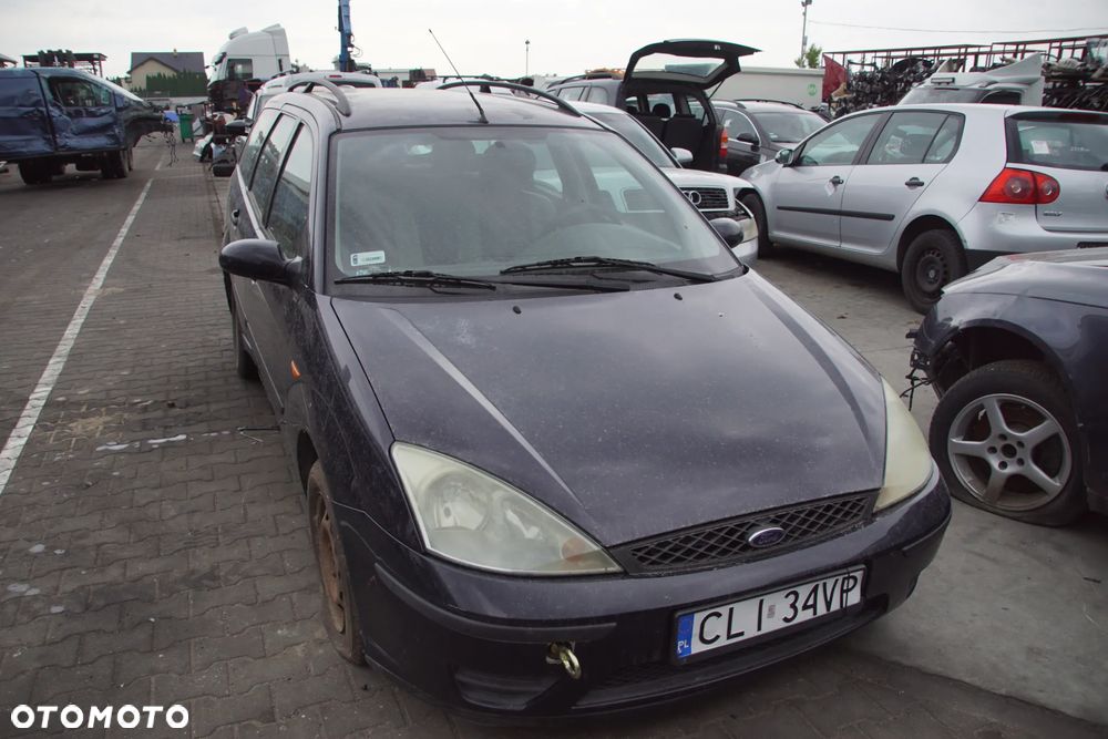 Auto na części - Ford Focus MK1 Lift 1.8 TDCI 101 KM FFDA 2S4R-7002-PB Deep Navy 2004R Silnik Skrzynia Drzwi Maska Błotnik Klapa Zderzak Lampa Lusterko Klamka Szyba Deska Kokpit Sterownik Moduł Czujnik Licznik Panel Kierownica - 9