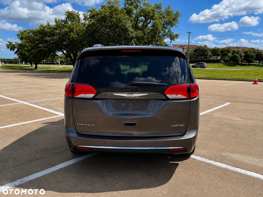 Chrysler Pacifica - 4