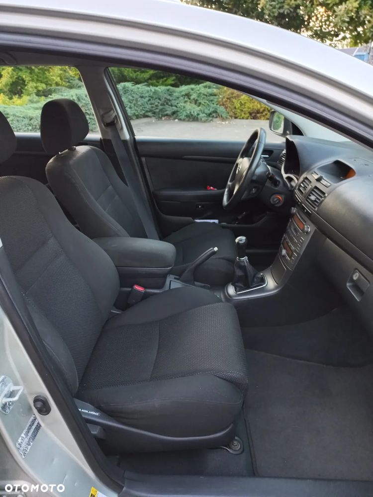 Toyota Avensis 1.8 VVT-i Luna - 24