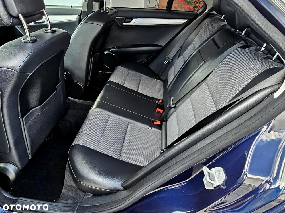 Mercedes-Benz Klasa C 180 CGI BlueEFFICIENCY Avantgarde - 19
