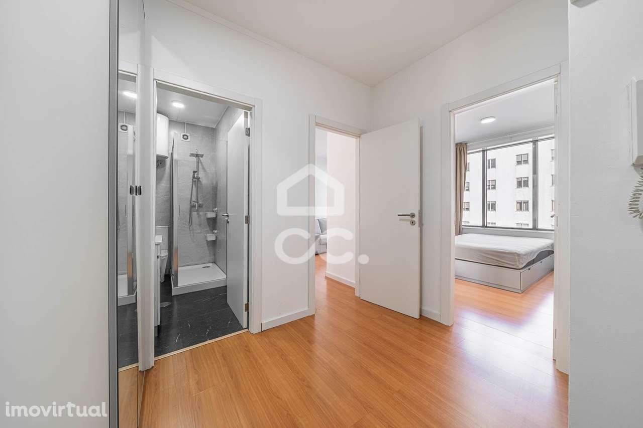 Escritório convertido em estúdio T1 remodelado | Av. da República – Me - Grande imagem: 2/28