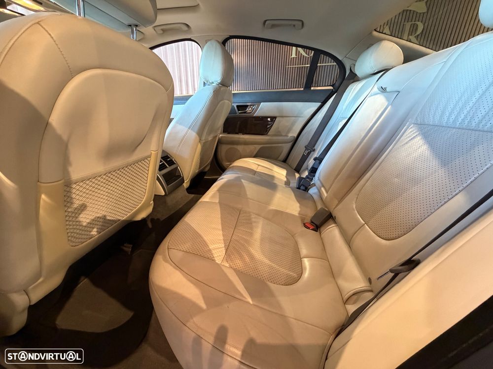 Jaguar XF 4.2 V8 Premium Luxury - 23