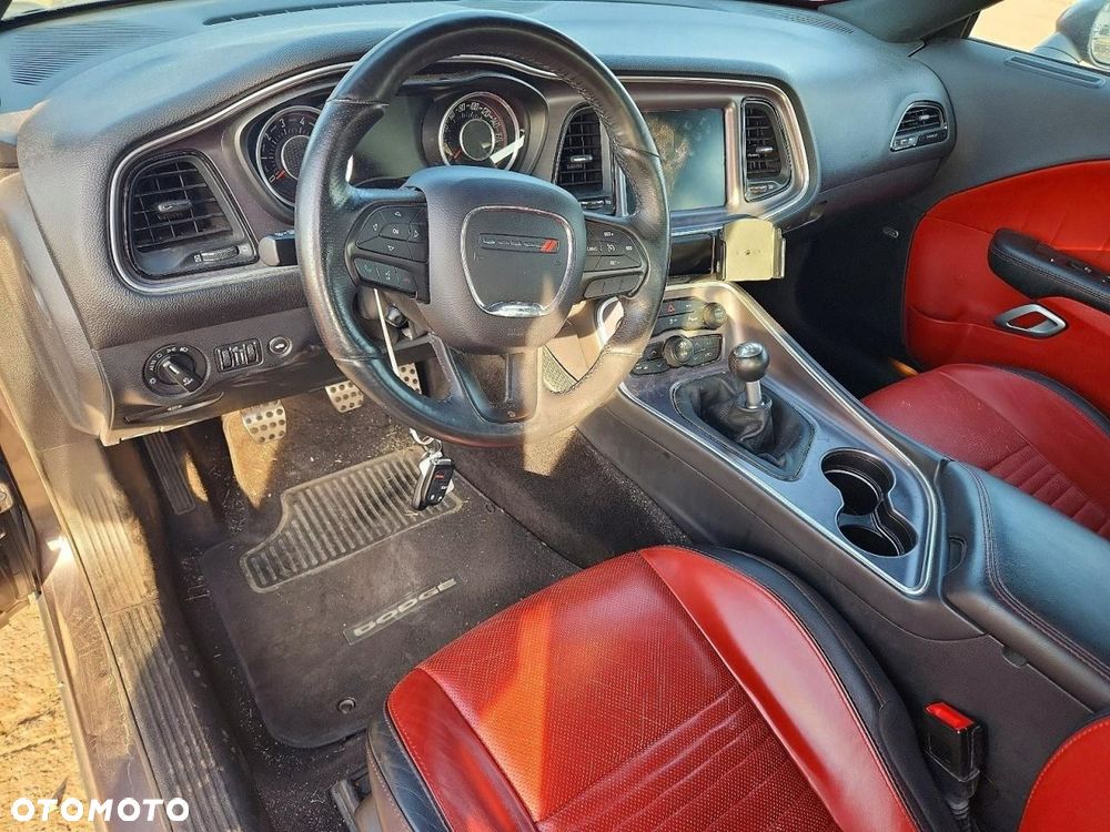 Dodge Challenger - 8