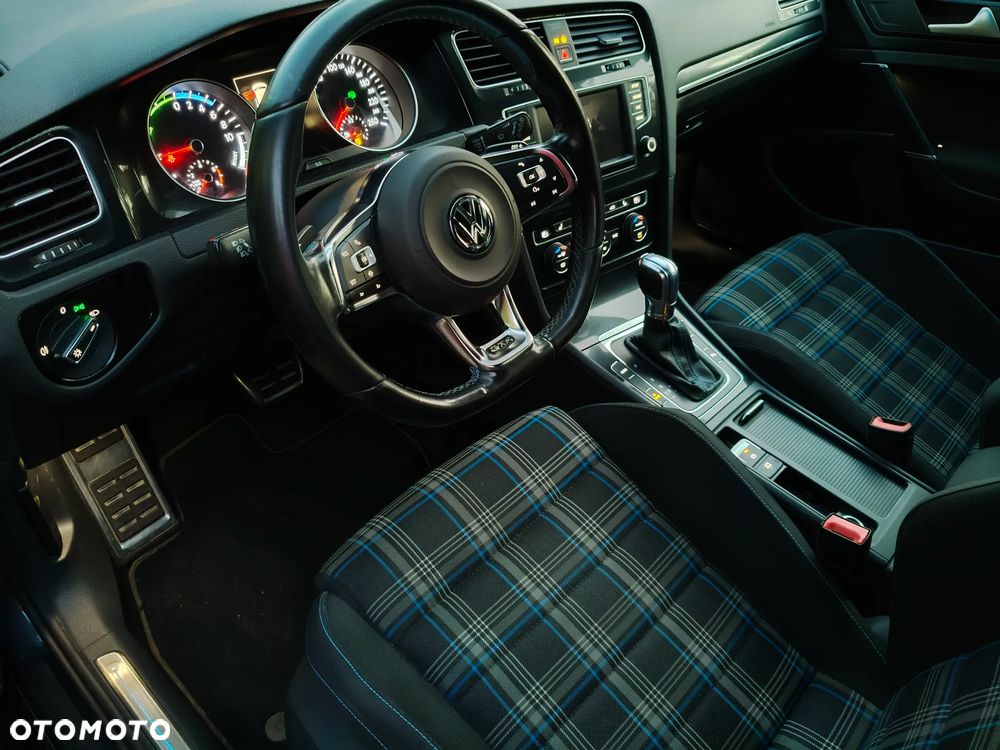 Volkswagen Golf - 32