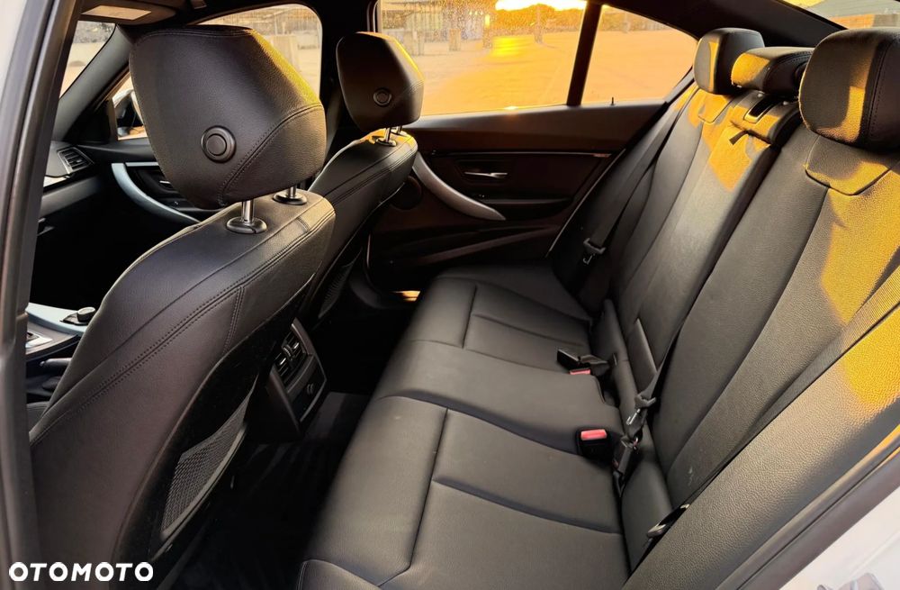BMW Seria 3 330i M Sport - 16