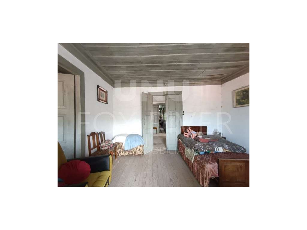 Prédio localizado na Vila de Melgaço, a poucos metros da Câmara Mun... - Grande imagem: 2/13