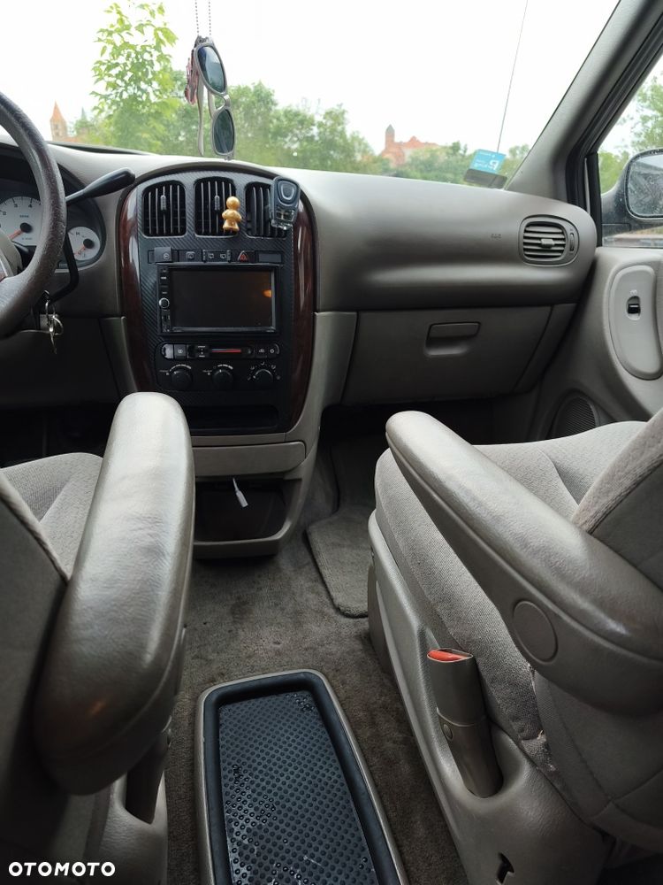 Chrysler Town & Country - 5