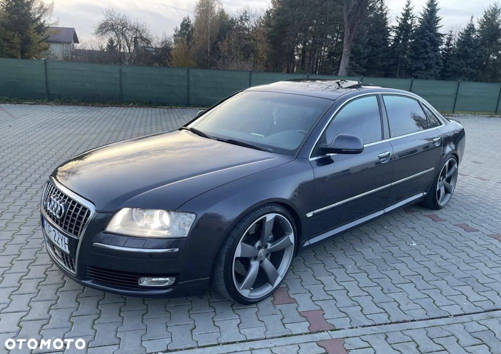 Audi A8 4.2 L Quattro - 4