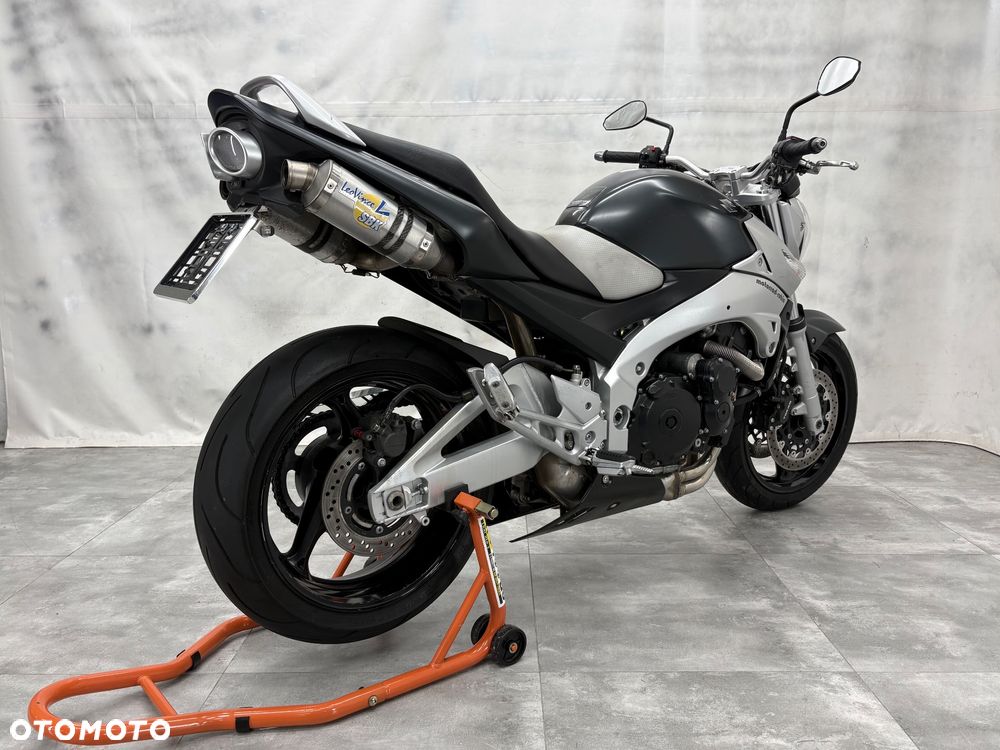 Suzuki GSR - 4