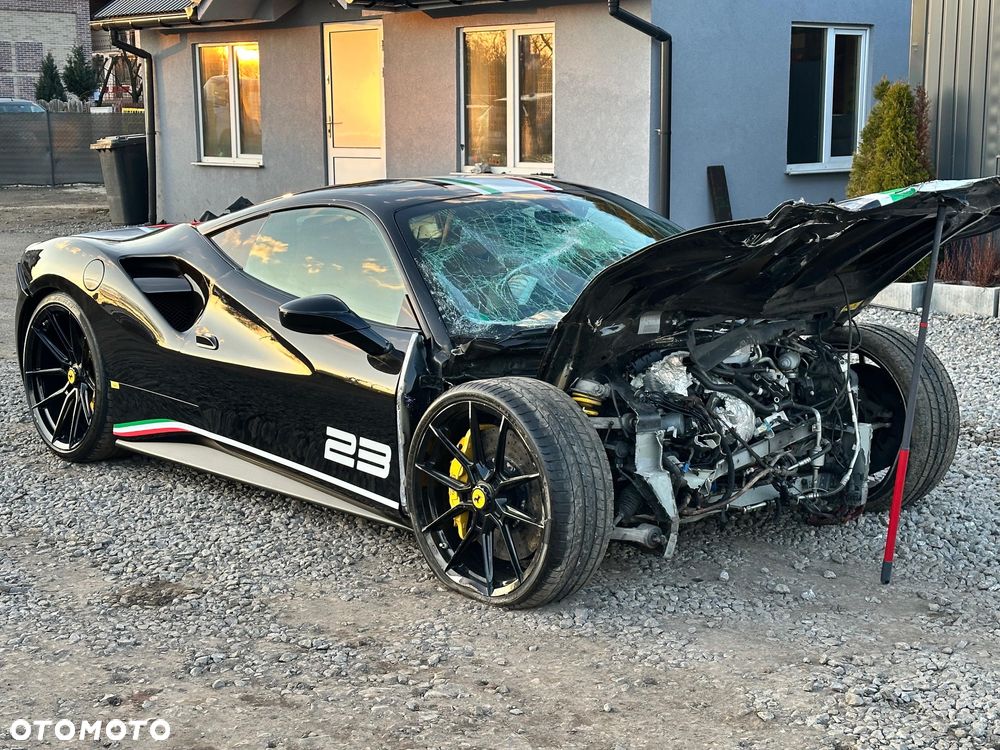 Ferrari 488 - 8