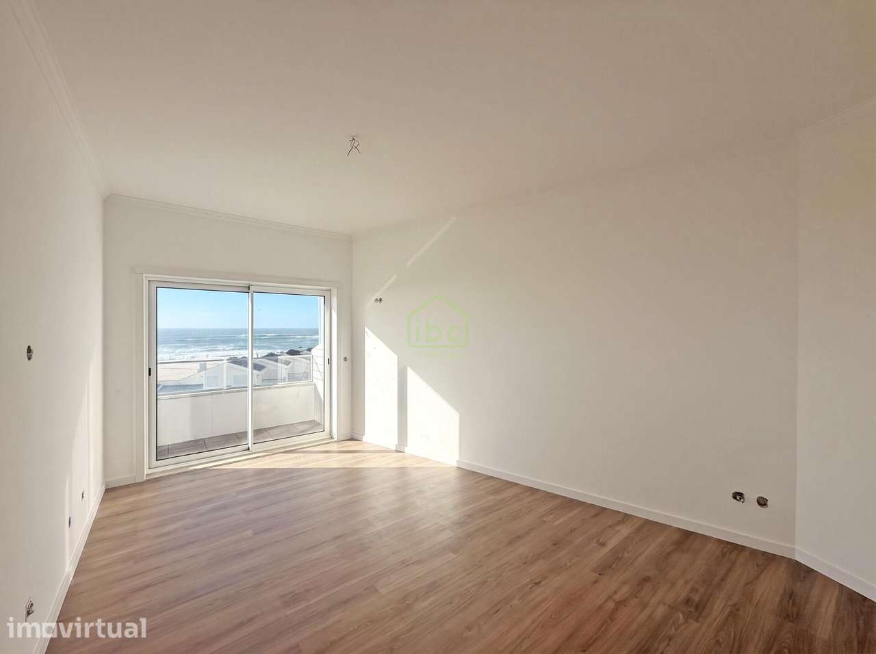 T2 em Primeira Linha de Mar com Varandas e Garagem Fechada – Aver-o-Ma - Grande imagem: 2/16