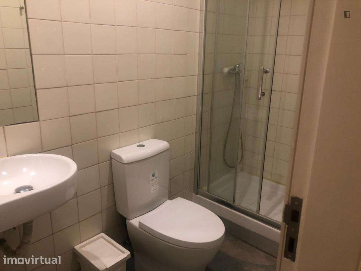 Quarto - localizado em Intendente Lisbon - Grande imagem: 2/12