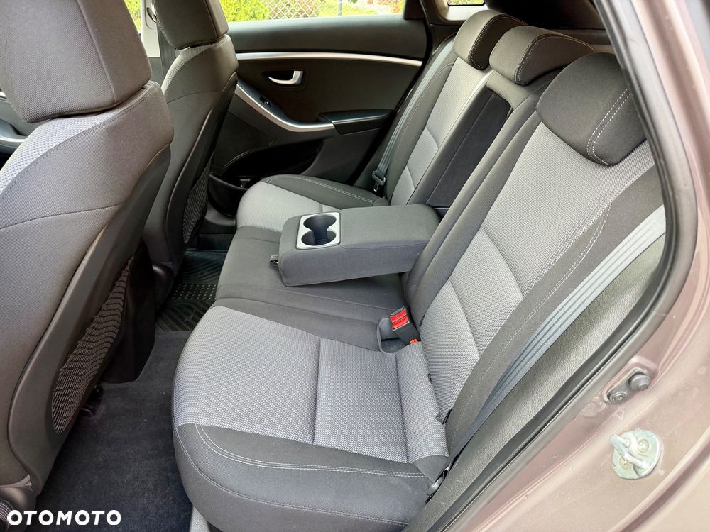 Hyundai i30 1.6 Trend - 12