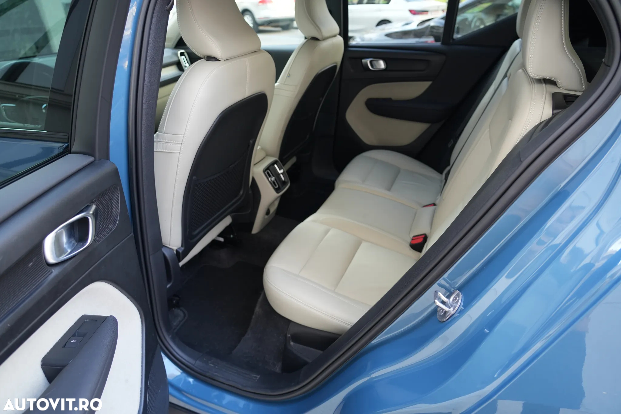 Volvo XC 40 B3 AT FWD MHEV Plus Dark - 11