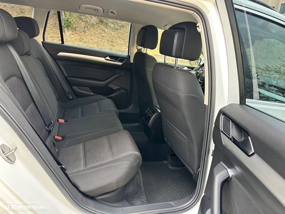 VW Passat Variant 2.0 TDI R-Line - 35