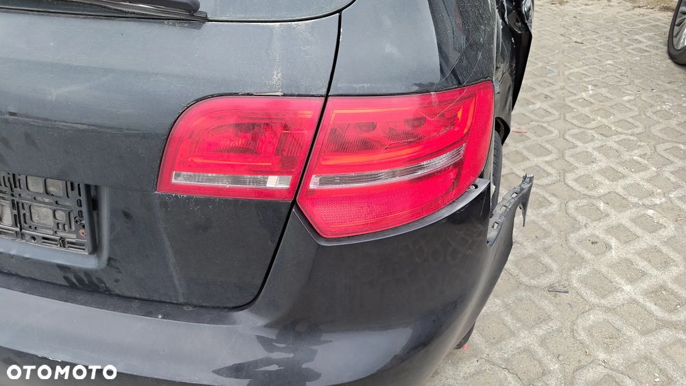 LAMPA TYŁ TYLNE W BŁOTNIK PRAWA I LEWA AUDI A3 8P - 1