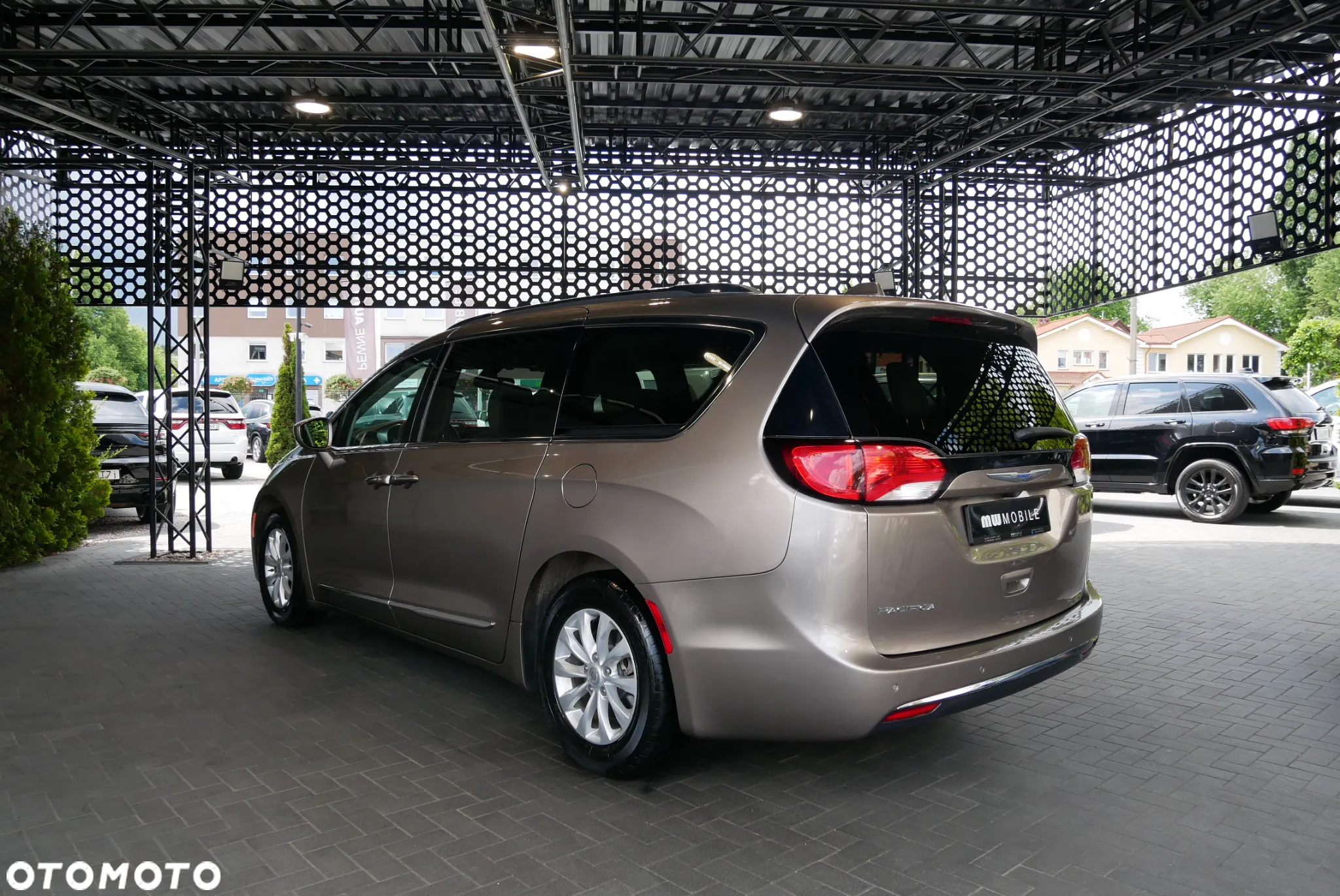 Chrysler Pacifica - 4