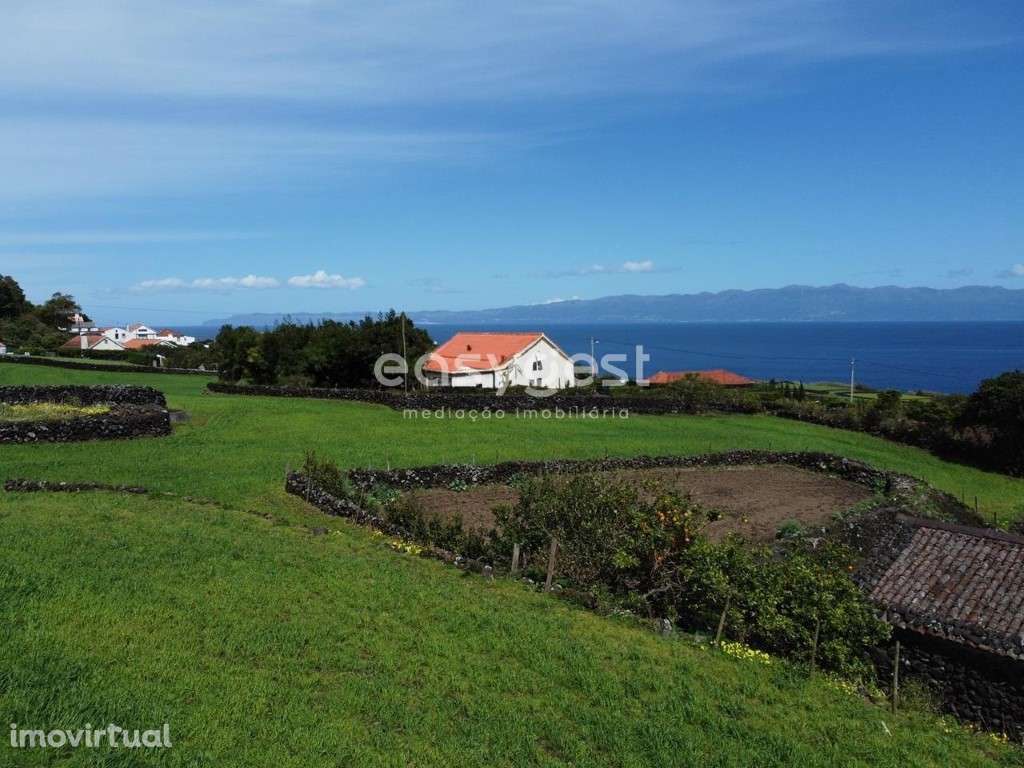 Terreno plano na Prainha com vista mar e sobre a ilha de São Jorge - Grande imagem: 2/18
