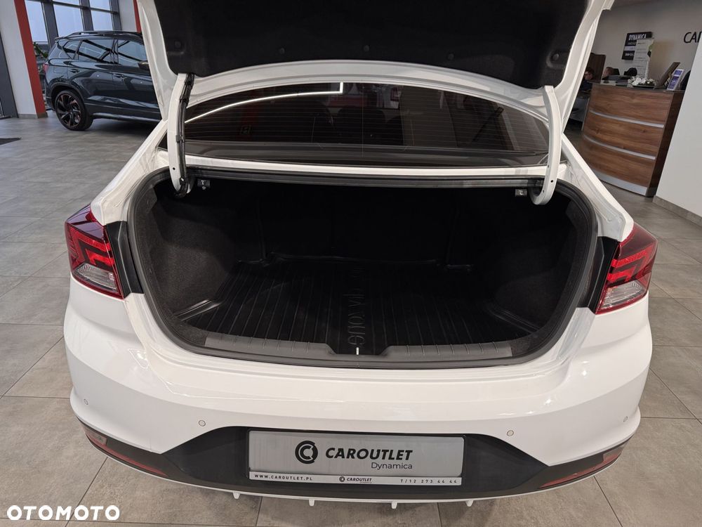 Hyundai Elantra - 11