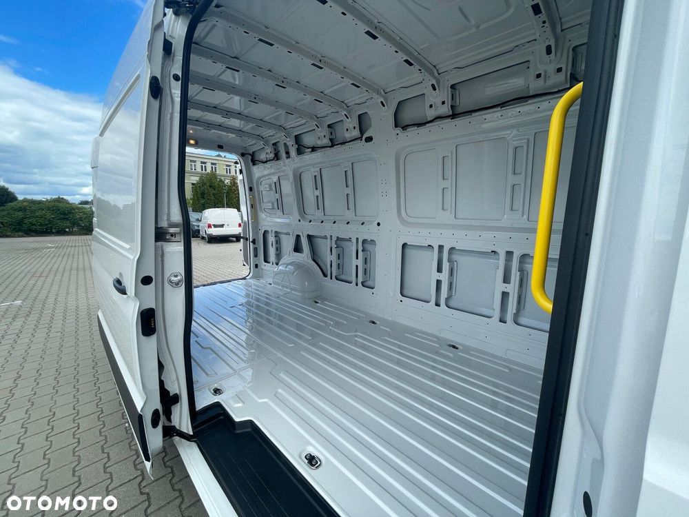 Volkswagen Crafter 35 2.0 TDI L4H3 4490 140 KM - 11