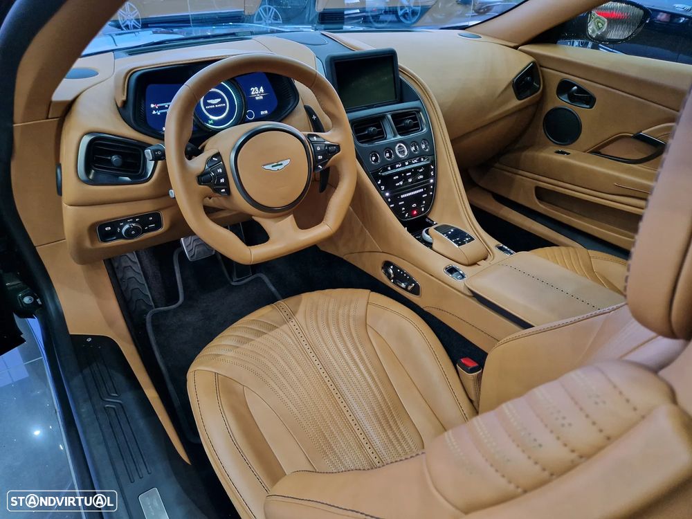 Aston Martin DB11 Volante V8 - 20