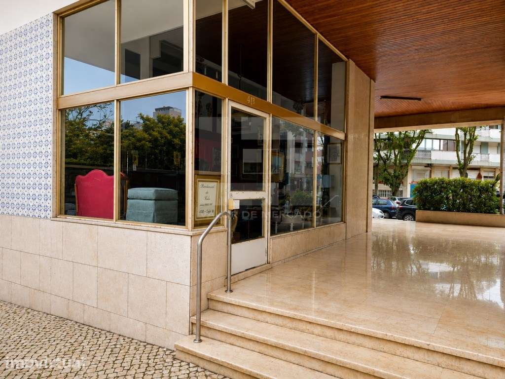 Loja em Algés com montra e luz natural, ideal para o seu negócio. - Grande imagem: 2/24