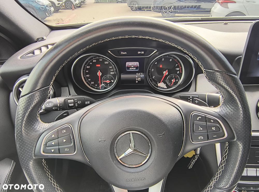 Mercedes-Benz GLA 250 4Matic 7G-DCT - 17