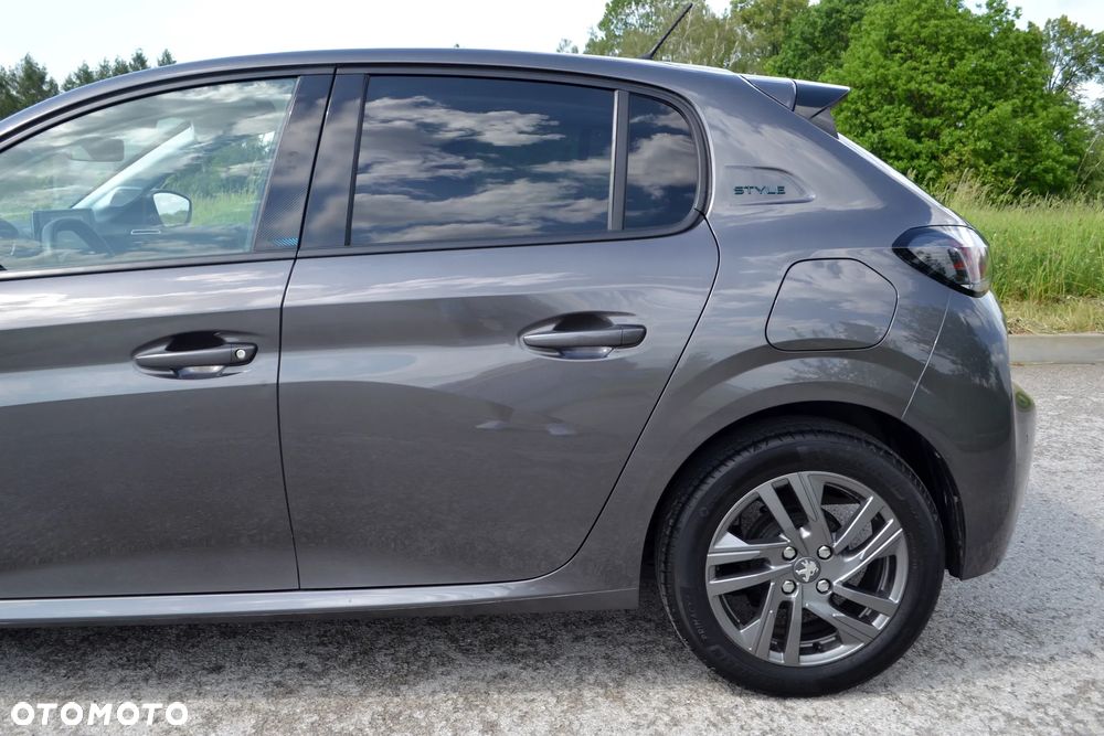 Peugeot 208 - 8