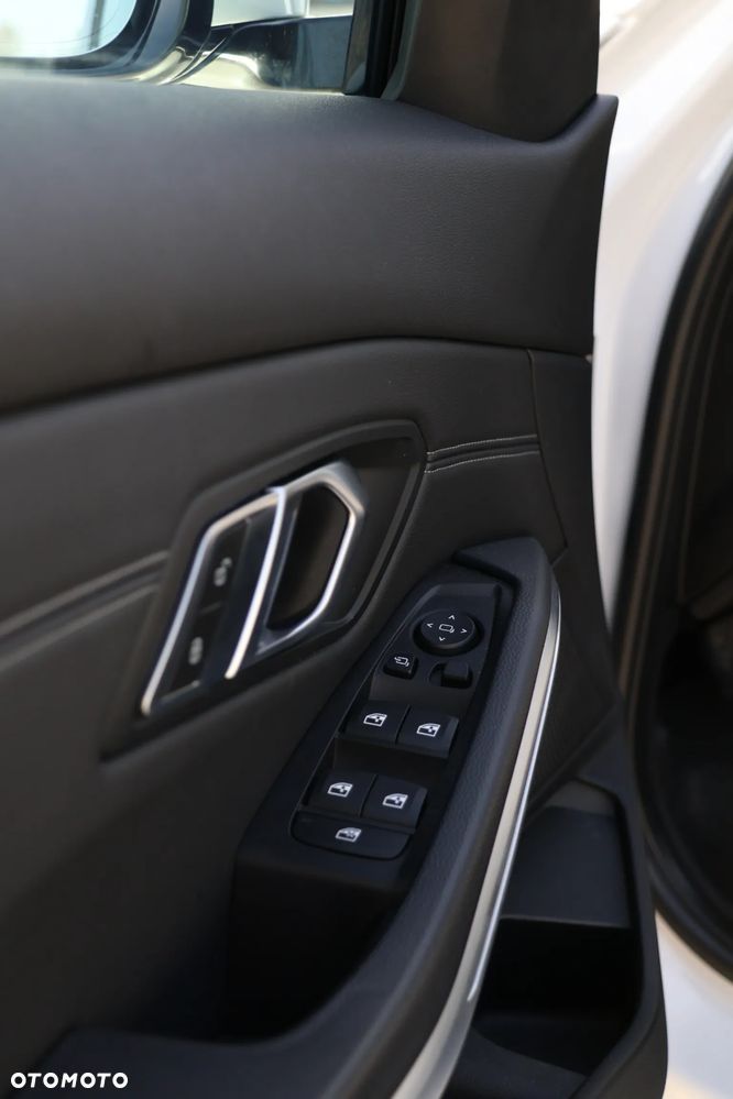 BMW Seria 3 320d xDrive Luxury Line - 24
